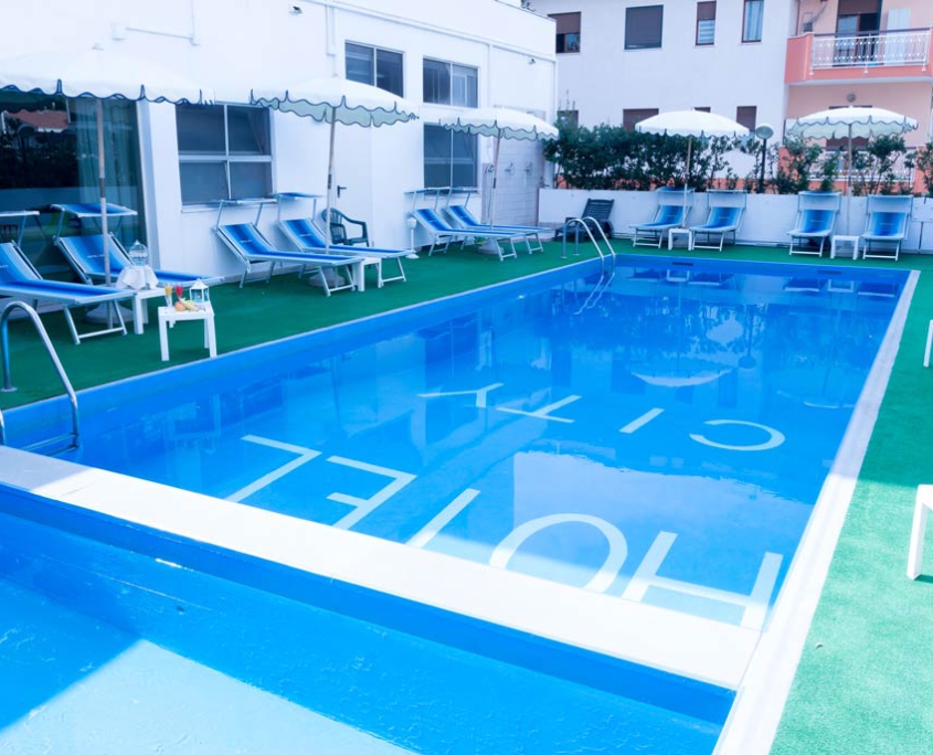 Piscina soleggiata Hotel City 4 stelle